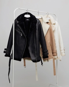 Détail de vestes aviateur en noir, camel et blanc avec cols en faux mouton