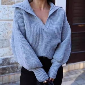 Schicker hellgrauer Strickpullover mit Puffärmeln und tiefem V-Ausschnitt