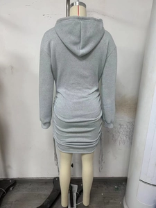 Vue arrière de robe à capuche grise avec détails froncés et cordons de serrage réglables