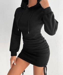 Détail du cordon de serrage latéral et de la texture froncée sur robe noire à capuche