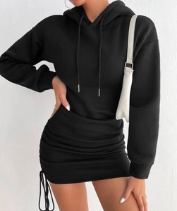 Détail du cordon de serrage latéral froncé sur cette robe à capuche noire ajustée