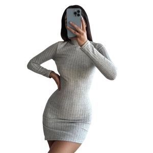 Robe courte grise moulante en maille à col montant et manches longues en tissu côtelé