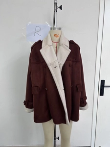Détail du manteau marron en similicuir avec doublure chaude en peau lainée et boutonnage croisé