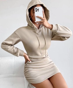 Détail du cordon de serrage sur la robe sweat beige à capuche et manches longues