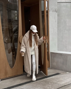 Detail der beigen Teddy-Plüschjacke mit elegantem Reverskragen und weicher Materialstruktur