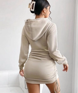 Vue arrière d'une robe à capuche beige avec cordon de serrage et coupe moulante