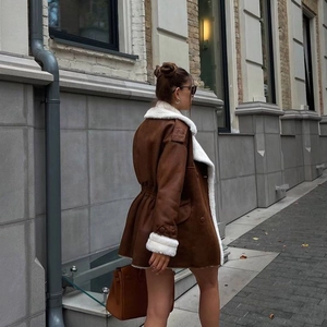 Détail de la doublure en peluche et du tissu en daim sur cette veste pour femmes