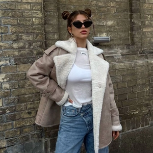 Veste aviateur beige pour femme avec doublure en peau de mouton et grand revers
