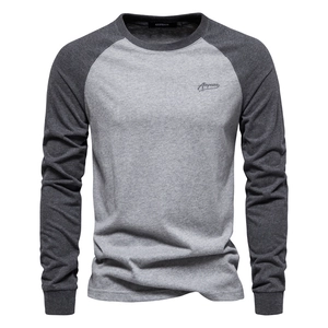 Herren Langarmshirt mit Raglanärmeln in Hellgrau und dunkelgrauen Ärmeln