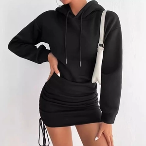 Robe à capuche noire moulante à manches longues avec cordon de serrage et fronces