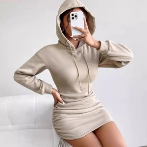 Robe à capuche beige ajustée avec cordon de serrage et fronces latérales pour femmes