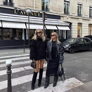 Pull en tricot noir pour femme avec col roulé et manches bouffantes pour un style de rue