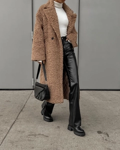 Outdoor Streetstyle eines warmen braunen Teddy-Mantels mit weißem Strickpullover