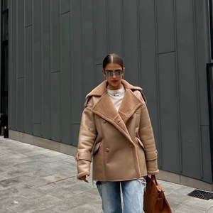 Veste en peau lainée pour femme en camel avec col en fausse fourrure et double boutonnage