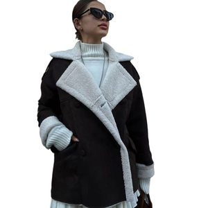 Veste pour femme en daim noir et peau lainée blanche avec grand col à revers stylé