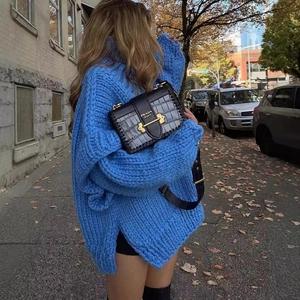 Pull en maille épaisse bleu roi surdimensionné à col roulé et fentes latérales style rue