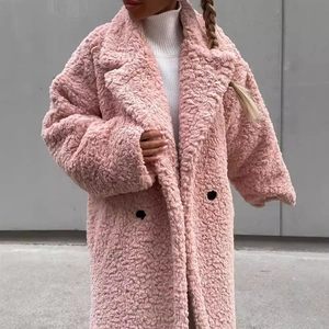 Rosa Teddy-Mantel für Damen mit Reverskragen und zweireihigen Knöpfen in weiter Form