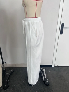 Détail du pantalon de jogging blanc à jambes larges avec taille élastique et cordon