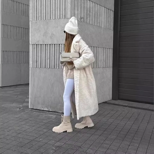 Eleganter cremefarbener Teddy-Mantel für Damen mit weicher Textur und Reverskragen