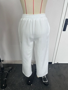 Détails du pantalon de jogging blanc avec taille élastique et coupe droite décontractée