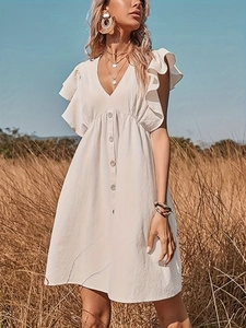 Robe d'été courte blanche élégante avec col en V profond, manches volantées et boutons