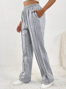 Détail du jogging gris à taille haute avec cordon de serrage et pli vertical