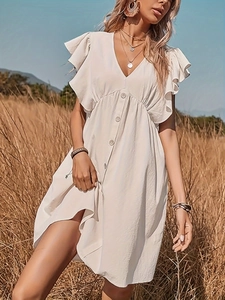 Robe longue bohème blanche chic avec col en V, manches volantées et boutons sur le devant