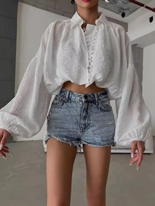 Chemise blanche pour femme à manches lanterne et short en jean bleu clair délavé