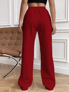 Vue arrière du pantalon de jogging rouge taille haute pour femme avec texture rayée