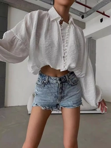 Chemisier blanc minimaliste à manches bouffantes pour femmes avec short en jean