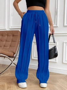 Pantalon large bleu foncé pour femme avec plis verticaux et cordon de serrage à la taille