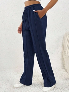 Détail du pantalon bleu marine pour femmes avec cordon de serrage et couture verticale