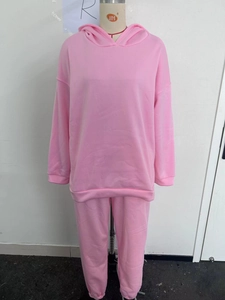 Set tuta rosa oversize con felpa con cappuccio e pantaloni mostrato su un manichino