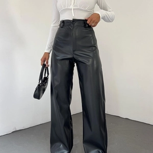 Détail du pantalon en similicuir noir à taille haute avec fermeture boutonnée