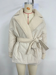 Detailansicht der beigefarbenen Steppjacke mit Lammfellkragen und Taillengürtel