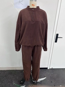 Vue détaillée du sweat en polaire marron foncé avec col montant et fermeture à pression