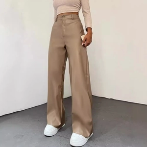 Détail du pantalon en similicuir kaki montrant la taille haute et la texture du tissu PU