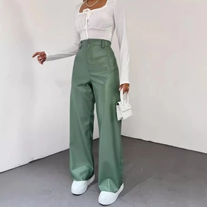 Vue détaillée du pantalon taille haute en similicuir vert à jambes larges pour femme