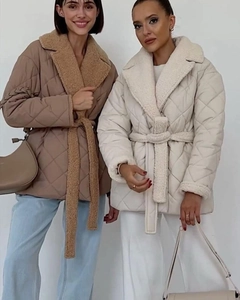 Detailansicht der gesteppten Winterjacke mit Pelzkragen und verstellbarem Gürtel