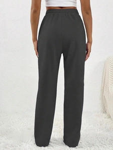 Vue arrière du pantalon de jogging gris anthracite à taille haute et coupe droite pour femme