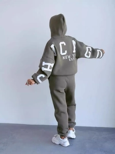 Completo tuta da donna verde oliva con felpa oversize e stampa Chicago sulla schiena