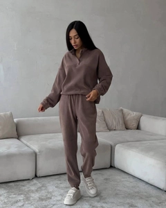 Détail de l'ensemble de détente en polaire marron foncé avec haut zippé et jogging femme
