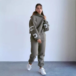 Tuta sportiva con cappuccio verde militare foderata con stampa di lettere sulle maniche