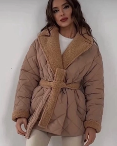 Detailansicht der braunen Steppjacke mit Kunstfell-Reverskragen und passendem Taillengürtel