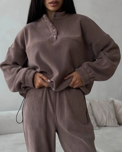 Détail du tissu polaire doux sur l'ensemble sweat-shirt et pantalon marron cacao