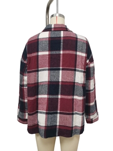 Dettaglio del retro di una camicia di flanella a quadri rossi e neri con trama spazzolata