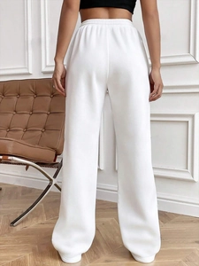 Détail du pantalon de jogging blanc à jambes larges avec taille élastique et texture douce