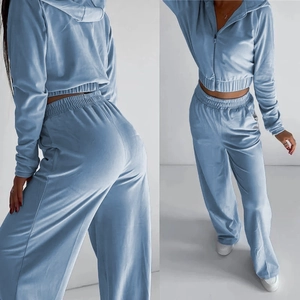Tuta da donna in velluto azzurro con felpa con cappuccio corta e pantaloni a gamba larga
