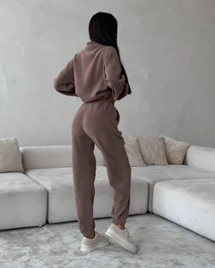 Vue arrière d'un survêtement en polaire marron moka avec sweatshirt ample et pantalon de jogging