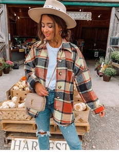 Scatto lifestyle di una giacca a camicia a quadri nei caldi toni autunnali all'aperto